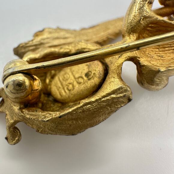 Hobé Hobe vintage gold tone kneeling woman with leaf figural brooch pin - Picture 5 of 6